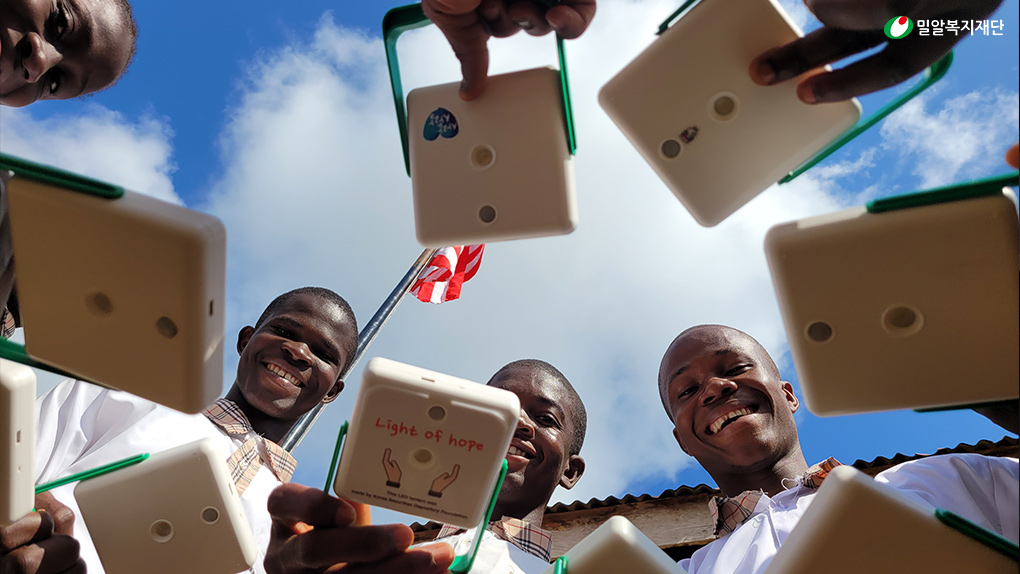 Christmas - Lighting Children Solar Lanterns Brighten the Night in Liberia
